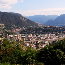 Ripresa aerea della regione di Chiasso, Vacallo, Morbio Inferiore e Balerna – area coperta dalla rete FTTH di Chiasso4net – ritaglio quadrato.