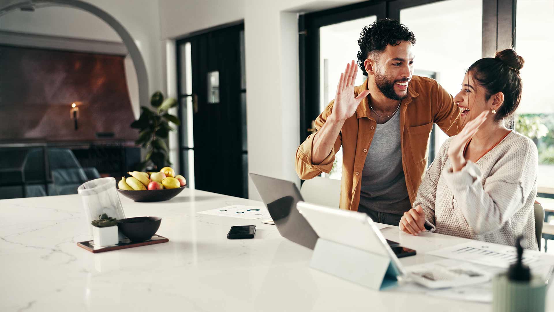 Coppia confronta operatori per internet, TV e telefonia su tablet – servizi offerti sulla rete in fibra ottica di Chiasso4net a Chiasso, Vacallo, Morbio Inferiore e Balerna