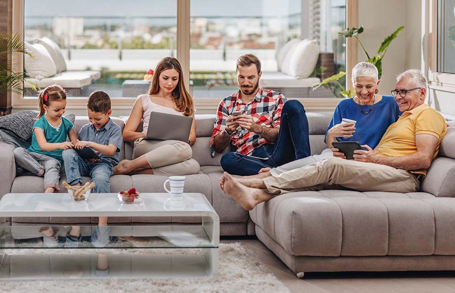 Famiglia che utilizza più dispositivi contemporaneamente – connessione in fibra punto-punto dedicata sulla rete Chiasso4net a Chiasso, Vacallo, Morbio Inferiore e Balerna