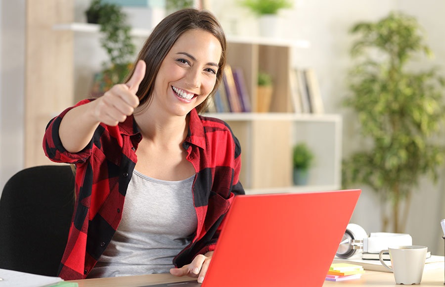 Utente che lavora al computer – rete neutrale Chiasso4net con libera scelta tra diversi provider di Internet, TV e telefonia