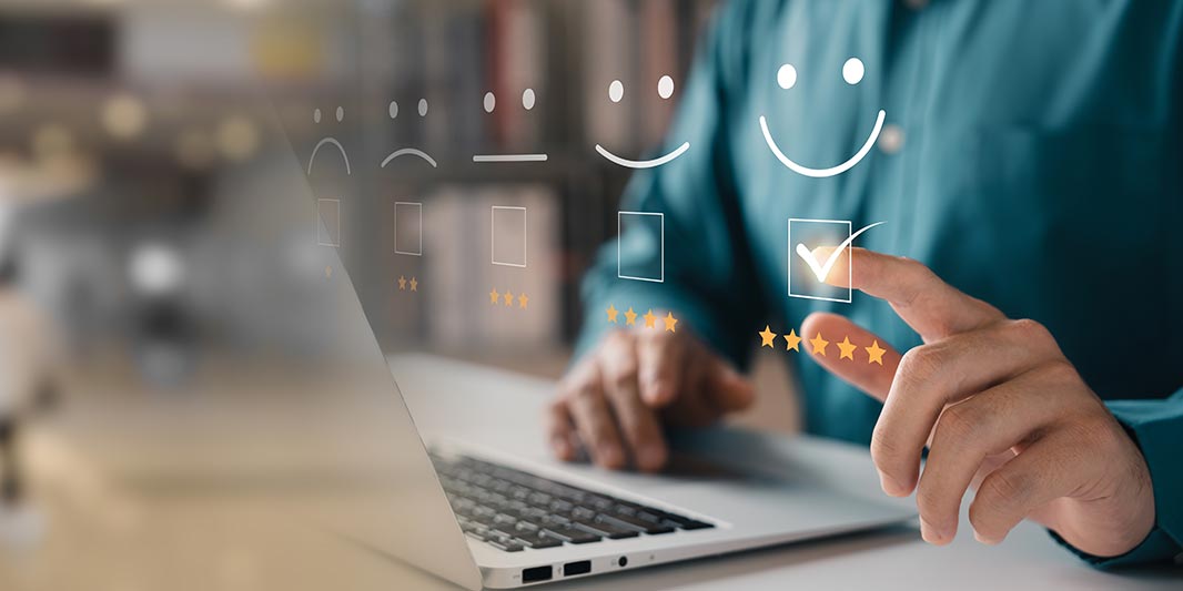 Immagine simbolica con laptop, mano e valutazione a stelle – consulenza sulla rete in fibra ottica di Chiasso4net